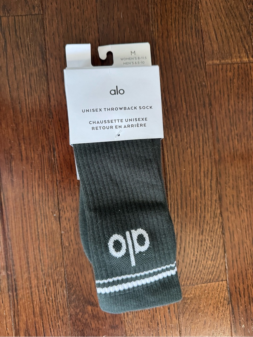 New ALO Yoga unisex Charcoal Gray & Ivory Throwback Socks Size Medium NWT - Picture 2 of 3